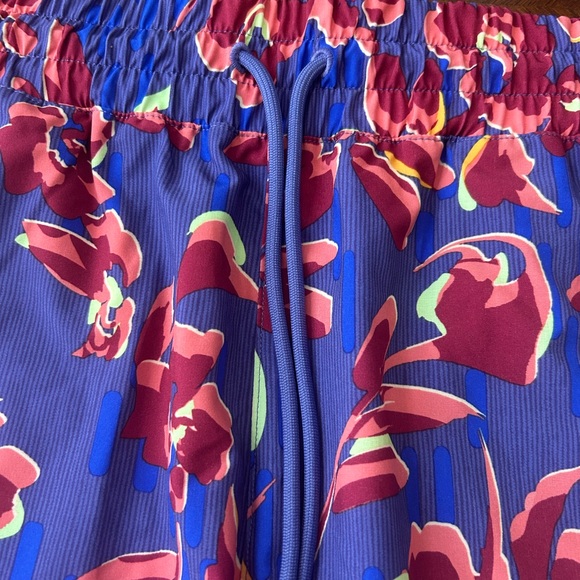 Athleta Women’s Crossroads Athletic Shorts Vibrant Design - Picture 3 of 10